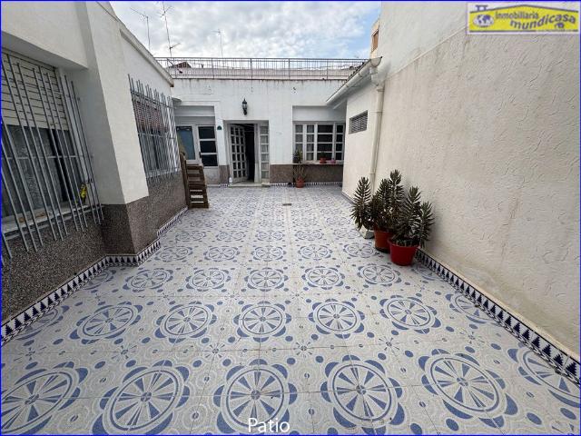 Casa adosada en venta en Santomera. Encantadora Casa de Pueblo en el Corazón de Santomera por 220,000. Casas adosadas.