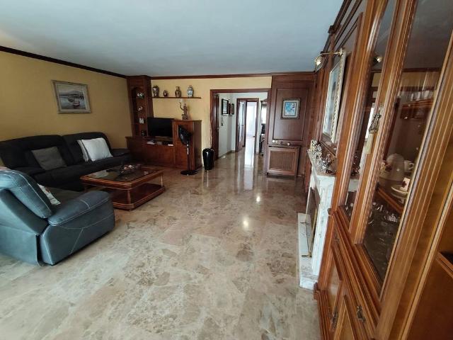 Casa adosada en venta en Santa Coloma de Gramanet, de 250 m² 5 habitaciones por 670.000