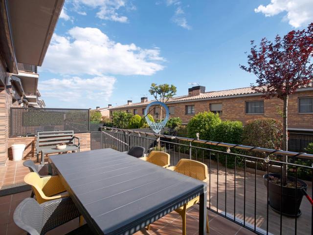 Casa adosada en venta en Santa Cristina d´Aro, Santa Cristina Poble. Lo difícil no va a ser venderla, lo difícil va a ser explicarle al que llegue tarde que ya no está disponible. Casas adosadas.