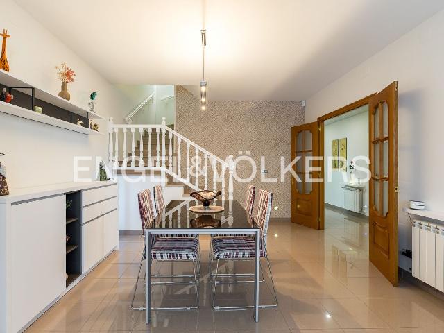 Casa adosada en venta en Santa Margarida i els Monjos, Els Monjos. Impresionante Casa con Piscina en pleno centro de Els Monjos. Casas adosadas Santa Margarida i els.