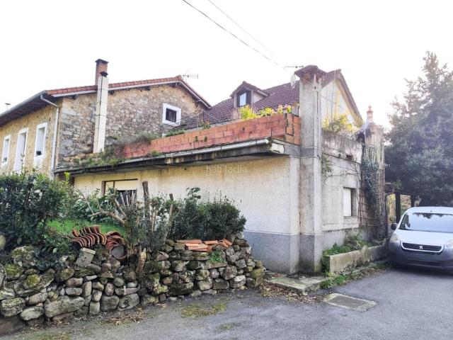 Casa adosada en venta en Santa María de Cayón. Casa adosada esquinera de piedra con terraza. Casas adosadas Santa María de.