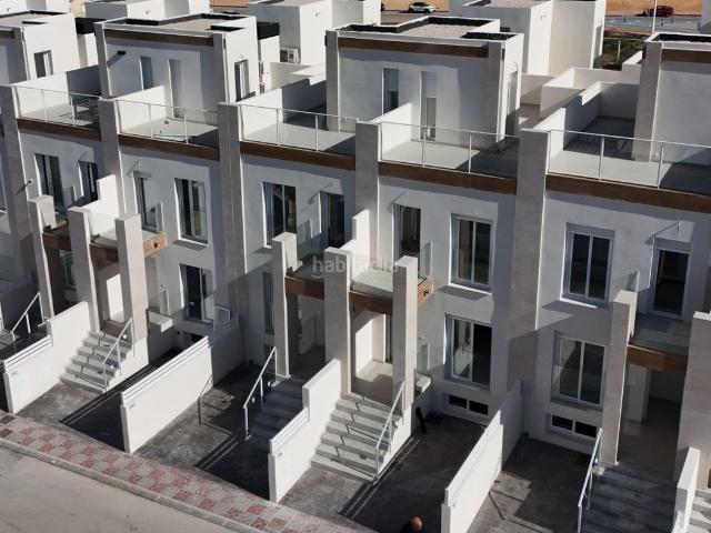 Casa adosada en venta en Santa Pola, Monte y Mar. Vivienda con un estilo arquitectónico moderno y de primeras calidades. Dispone de jardín parcela con plaza de aparcamiento.La vivi. Casas adosadas.