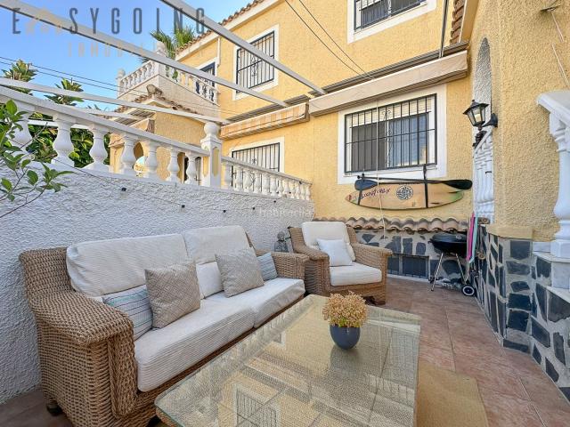 Casa adosada en venta en Santa Pola, Novamar Mediterráneo. Vive entre el mar y la naturaleza: espectacular adosado con solárium en la playa de Carabassí. Casas adosadas Santa.