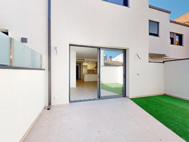 Casa adosada en venta en Santa Perpètua de Mogoda. Casa de obra nueva con patio y eficiencia energética A en el centro de Santa Perpètua. Casas adosadas Santa Perpètua de.