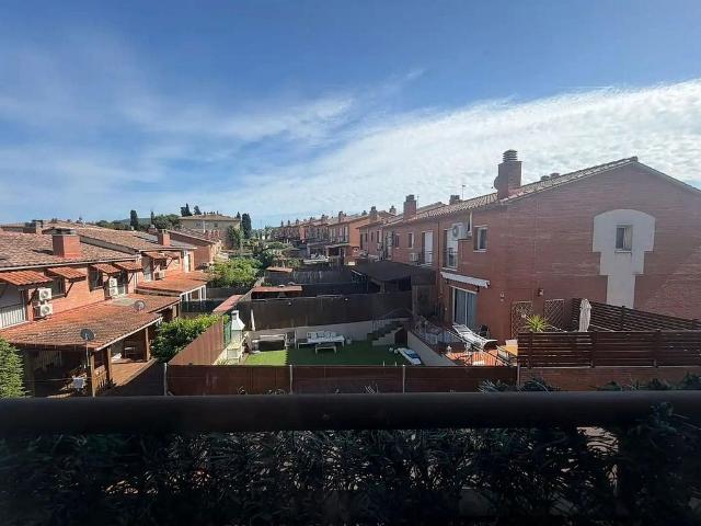 Casa adosada en venta en Santa Perpètua de Mogoda, de 280 m² 4 habitaciones por 453.000
