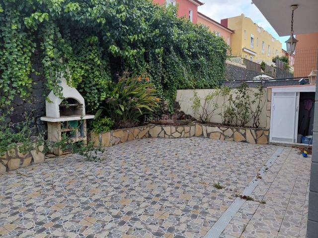 Casa adosada en venta en Santa Úrsula, La Quinta. Magnífico adosado en esquina con jardín y terraza. Casas adosadas Santa.