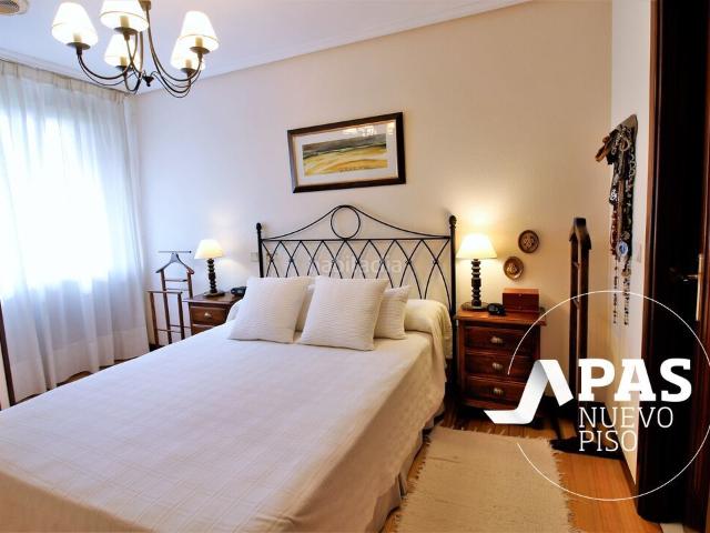 Casa adosada en venta en Santander, Peñacastillo Nueva Montaña. Peñacastillo, Santander. Excepcional chalet en venta con 4 dormitorios y 2 baños en urbanización privada. Con garaje. Casas adosadas.