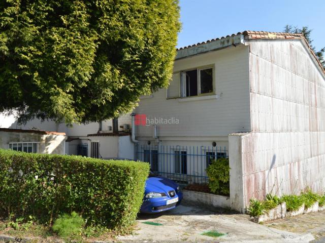 Casa adosada en venta en Santiago de Compostela, San Lázaro Meixonfrío. Son dos casas con distintas referencias catastrales de 220m². Se encuentran unidas mediante un jardín delantero y trasero con.