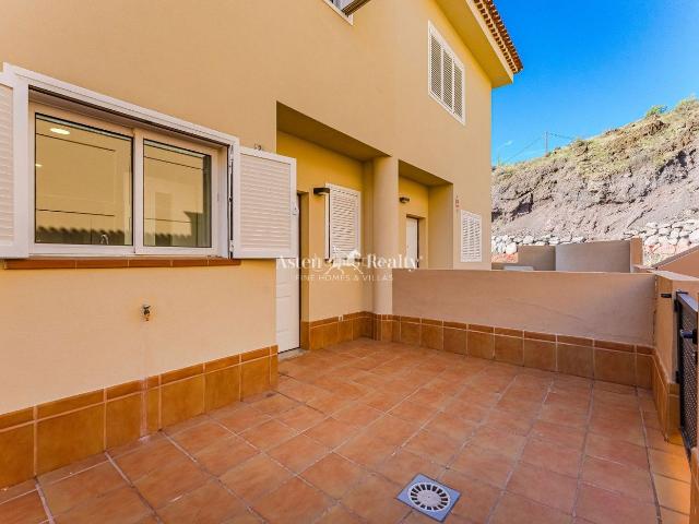 Casa adosada en venta en Santiago del Teide, Puerto de Santiago. VIVIENDA ADOSADA CON VISTA AL OCEANO Y PISCINA EN PUERTO SANTIAGO. Casas adosadas Santiago del.