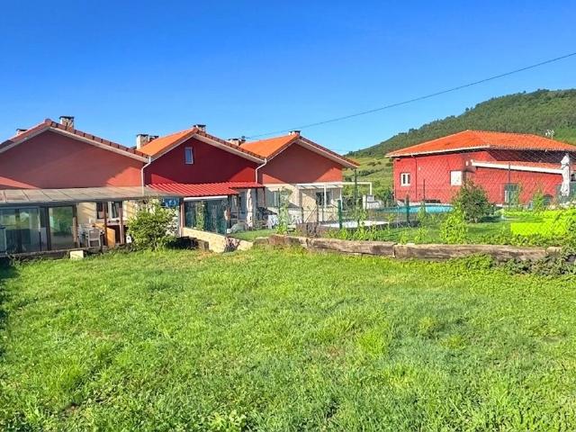 Casa adosada en venta en Santillana del Mar. Chalet Adosado con Jardín y Garaje Cerrado en Queveda Santillana del Mar. Casas adosadas Santillana del.