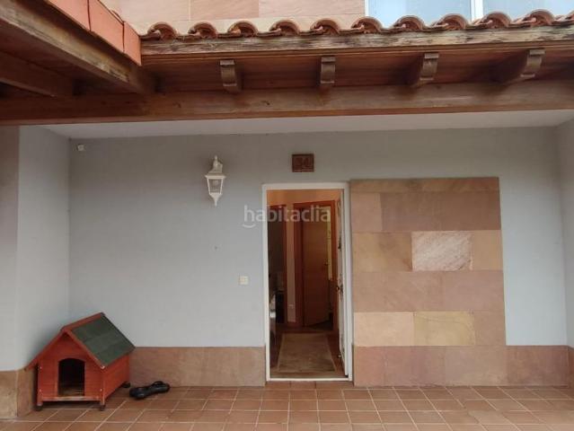 Casa adosada en venta en Santillana del Mar. CHALET CON JARDÍN Y 2 PLAZAS DE GARAJE EN VIVEDA. Casas adosadas Santillana del.
