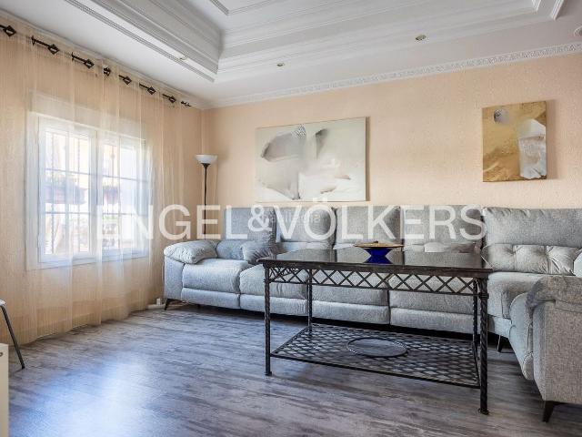 Casa adosada en venta en Santiponce. Amplia vivienda de dos plantas, llena de luz y posibilidades. Casas adosadas.