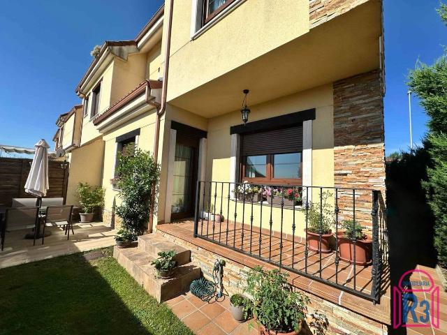 Casa adosada en Venta en Sariegos
