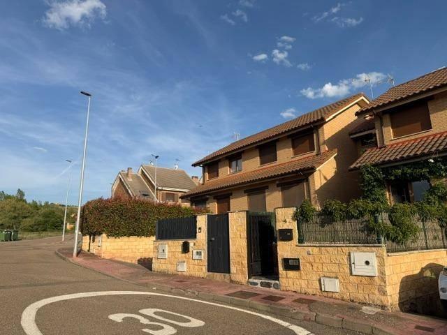 Casa adosada en Venta en Sariegos