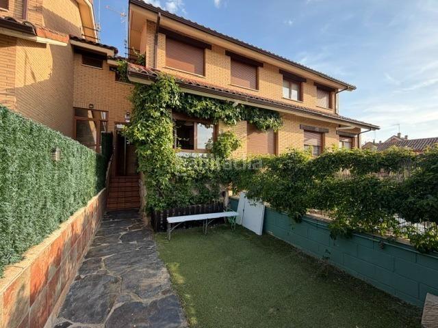 Casa adosada en venta en Sariegos. CHALET EN CARBAJAL DE LA LEGUA. Casas adosadas.