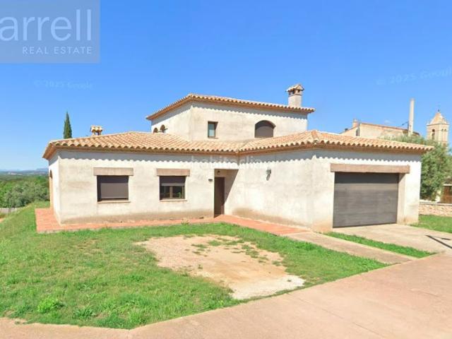 Casa adosada en venta en Vilanant. Casa OCUPADA de 178 m en VILANANT, Girona, ofrece 4 habitaciones y 3 baños en una ubicación conveniente, rodeada de servicios ese. Casas adosadas.