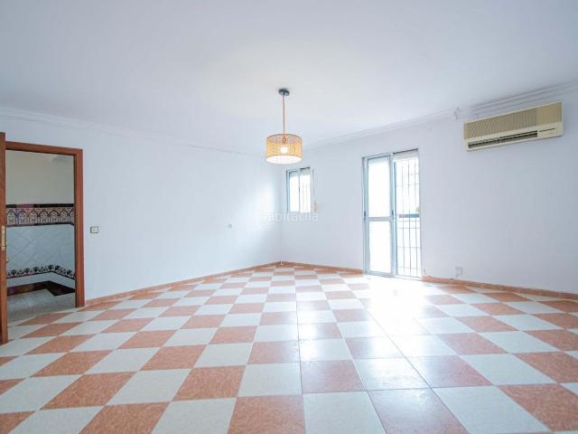 Casa adosada en venta en Sevilla, Torreblanca. Oportunidad única en Torreblanca! Inversión, vivienda familiar o negocio, todo en una sola propiedad. Casas adosadas.
