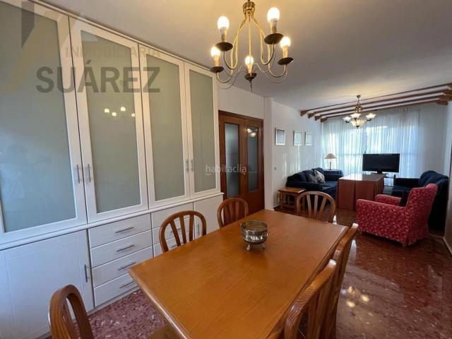 Casa adosada en venta en Sevilla, Colores Entreparques. Casa adosada de dos plantas en venta en Sevilla Este de renta libre. Casas adosadas.
