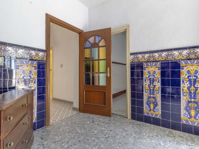 Casa adosada en venta en Sevilla, La Plata. CASA DE DOS PLANTAS CON GARAJE Y PATIO A LA VENTA EN SU EMINENCIA. Casas adosadas.
