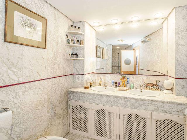 Casa adosada en venta en Sevilla, Santa Catalina. Exclusivo chalet adosado con 7 dormitorios en el centro de Sevilla Se presenta esta singular vivienda situada en el centro de Sev. Casas adosadas.