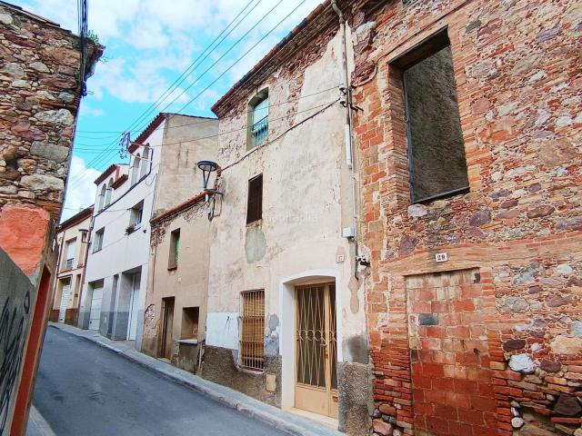 Casa adosada en venta en Sentmenat. Casa de pueblo a reformar en el centro de Sentmenat. Casas adosadas.