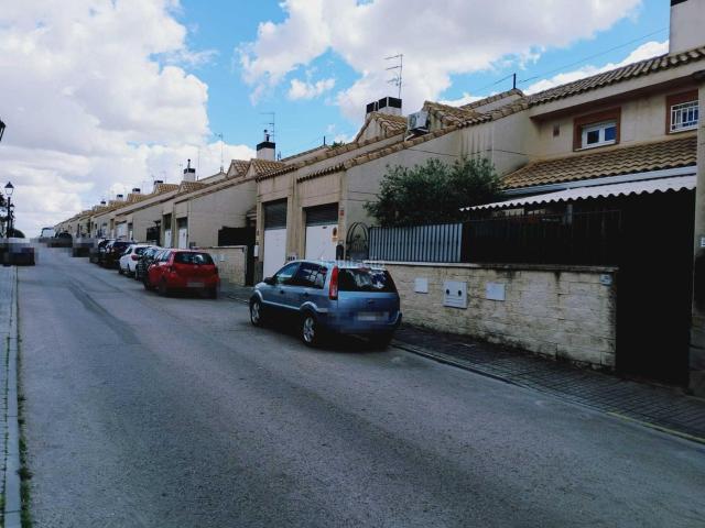 Casa adosada en venta en Seseña, Las Lomas. CHALET ADOSADO en Calle Oceano Pacífico Seseña. Casas adosadas.