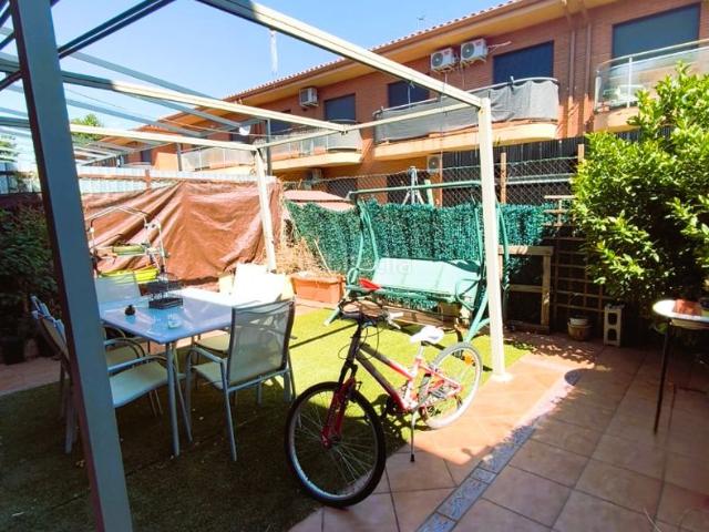 Casa adosada en venta en Seseña, Los Robles. ¡BLACK HOUSE SERVICIOS INMOBILIARIOS VENDE ESPECTACULAR CHALET ADOSADO EN LOS ROBLES, SESEÑA!. Casas adosadas.