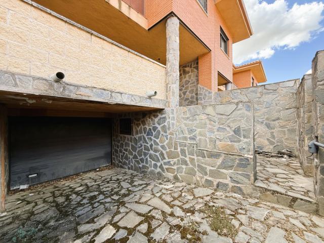 Casa adosada en venta en Seseña, Los Robles. Casas adosadas.