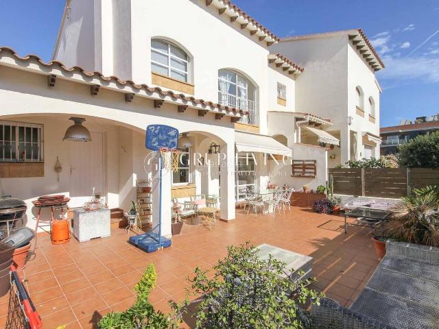 Casa adosada en venta en Sitges, Ametllers Poble Sec Costa Dorada. VIVIENDA CON VISTAS ABIERTAS Y AMPLIOS ESPACIOS EN UNA DE LAS MEJORES ZONAS DE SITGES. Casas adosadas.