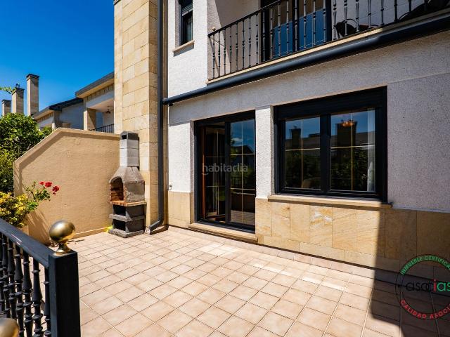 Casa adosada en venta en Siero, El Berrón La Carrera. OPORTUNIDAD EN VENTA ADOSADO EN EL BERRON SOLEADO, CON TERRAZA Y PARCELA EN PERFECTO ESTADO DE CONSERVACIÓN. Casas adosadas.