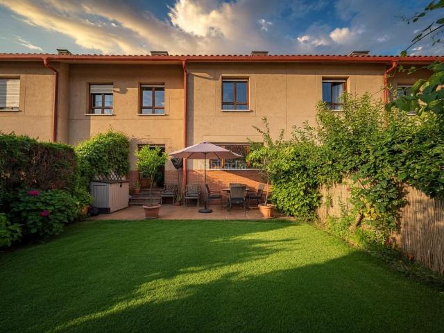 Casa adosada en venta en Siero, La Fresneda. Chalet adosado con jardín privado en La Fresneda, una de las urbanizaciones más exclusivas de Asturias. Casas adosadas.