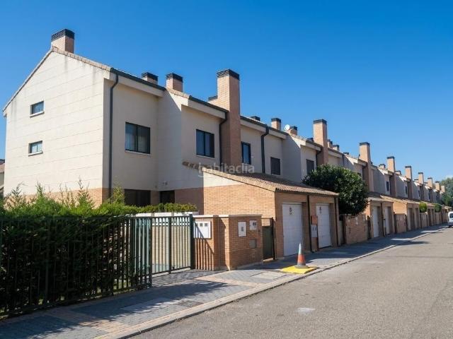 Casa adosada en venta en Simancas. Unifamiliar en venta en Simancas. Sin posesión No visitable. Casas adosadas.