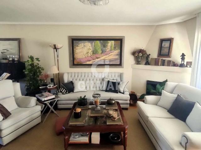 Casa adosada en venta en Pozuelo de Alarcón, Norte. Te presentamos una oportunidad única un magnífico chalet adosado en la exclusiva zona de Hipercor, en Pozuelo de Alarcón. Este inm. Casas adosadas.