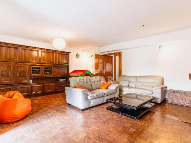 Casa adosada en venta en Pozuelo de Alarcón, Pueblo. En el privilegiado enclave de Pozuelo de Alarcón, una de las áreas residenciales más exclusivas y demandadas de Madrid, se encuent. Casas adosadas.
