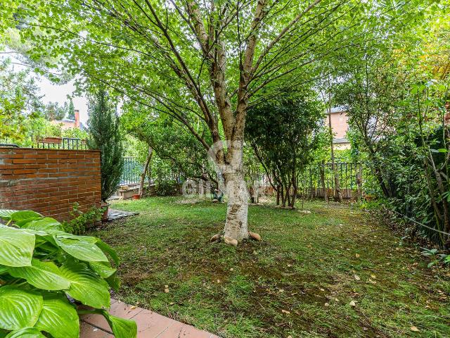 Casa adosada en venta en Pozuelo de Alarcón, Somosaguas. En el prestigioso barrio de Somosaguas, en el municipio de Pozuelo de Alarcón, se presenta este elegante chalet adosado de 244 m. Casas.