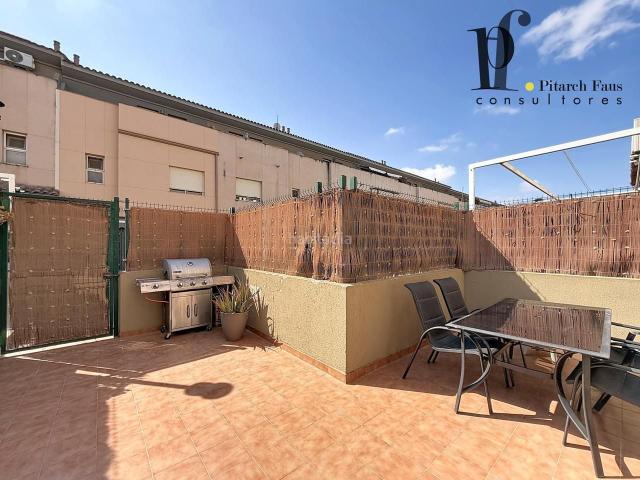 Casa adosada en venta en Pobla de Vallbona la, Núcleo Urbano. Espectacular adosado de 4 hab. con buhardilla, terraza y piscina en La Pobla de Vallbona. Casas adosadas Pobla de Vallbona.