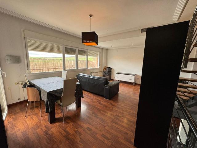 Casa adosada en venta en Poblete. Impresionante Adosado en Poblete con Piscina y Amplios Espacios. Casas adosadas.
