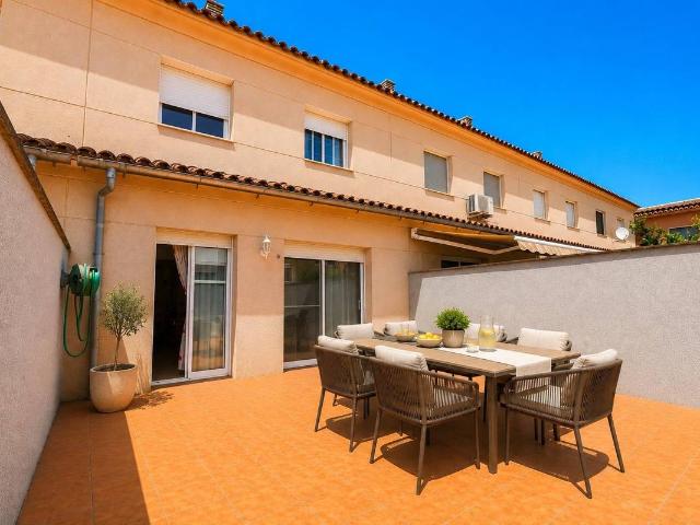 Casa adosada en Venta en Poble