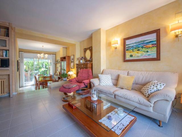 Casa adosada en Venta en Poble Nou