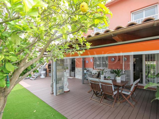 Casa adosada en venta en Polinyà. LA ESQUINERA PERFECTA. Casas adosadas.