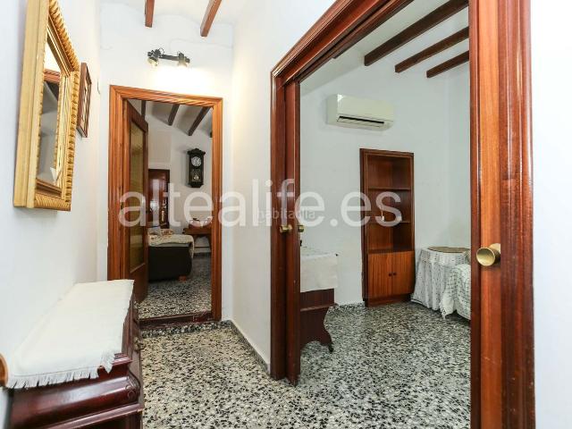Casa adosada en venta en Polop, Casco urbano. Casa de Pueblo en venta en Polop con Garaje y Buhardilla Gran potencial en Casco Antiguo. Casas adosadas.