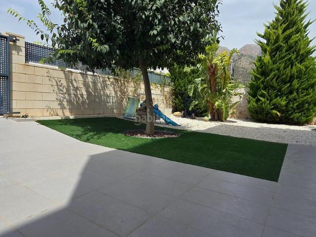 Casa adosada en venta en Polop, La Alberca. ltpgtChalet adosado en venta en Polop, en una zona tranquila con vistas despejadas.ltpgtltpgtLa vivienda cuenta con 3 habitaciones. Casas adosadas.