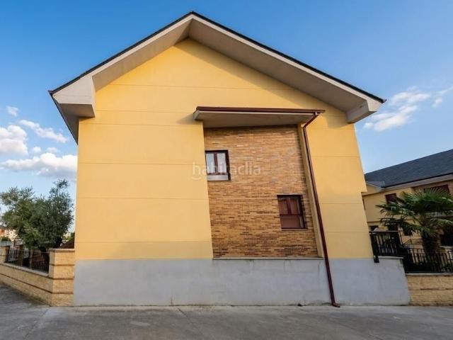 Casa adosada en venta en Ponferrada, Flores de Sil La Placa. Adosado sin posesión en Ponferrada. Casas adosadas.