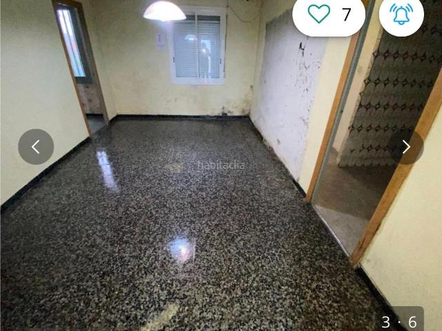 Casa adosada en venta en Palafolls. Casa apareada de pueblo en Palafolls con patio y gran terraza parte de arriba edificable. Casas adosadas.