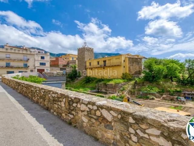 Casa adosada en venta en Palau saverdera. Casa de pueblo con potencial en el corazón de Palau Saverdera. Casas adosadas.