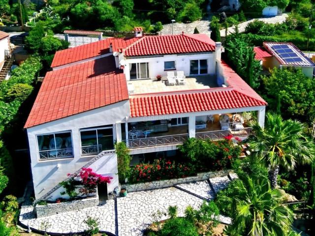 Casa adosada en venta en Palau saverdera. En Mas Isaac, urbanización residencial de categoría entre Roses, Cadaqués y Figueres, esta villa de 476 m en la Costa Brava disfru. Casas adosadas.
