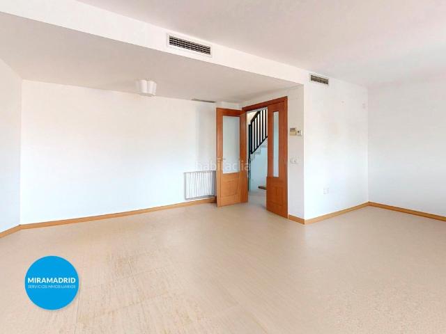Casa adosada en venta en Paracuellos de Jarama, Miramadrid. Chalet Adosado de esquina con Piscina en Venta. Casas adosadas Paracuellos de.