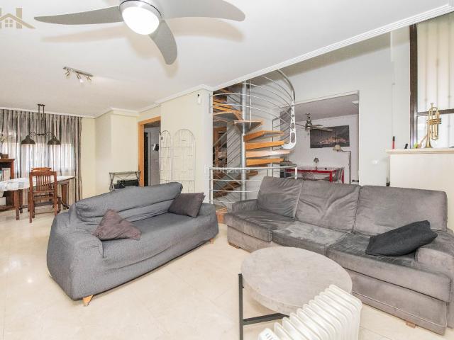 Casa adosada en venta en Parla, La Ermita. Chalet pareado en venta en Calle María Luisa Córdoba Miján. Casas adosadas.