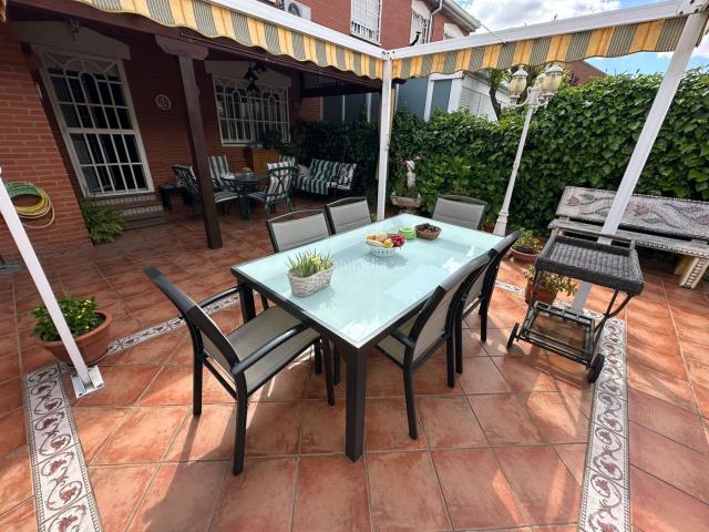 Casa adosada en venta en Parla, Las Américas. CASALIA presenta: Chalet adosado con gran terraza, buhardilla y garaje para dos coches Zona Las Américas. Casas adosadas.