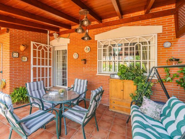 Casa adosada en venta en Parla, Las Américas. CHALET ADOSADO CON GRAN JARDÍN PRIVADO Y BUHARDILLA EN PARLA. Casas adosadas.